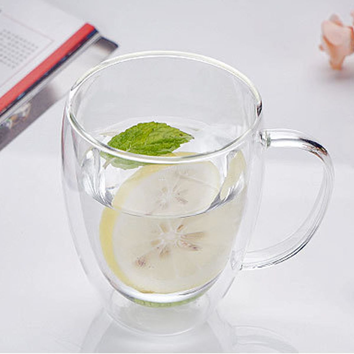 vaso de vidrio de 250ml con té de yerbabuena y limón