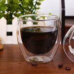 vaso elegante de vidrio con café