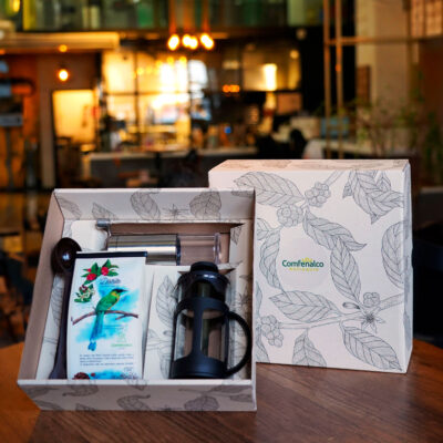 Kit con caja y bolsa o lata de café personalizada con tu marca