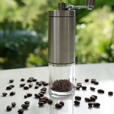 Imagen de un molino manual de café limpio y reluciente